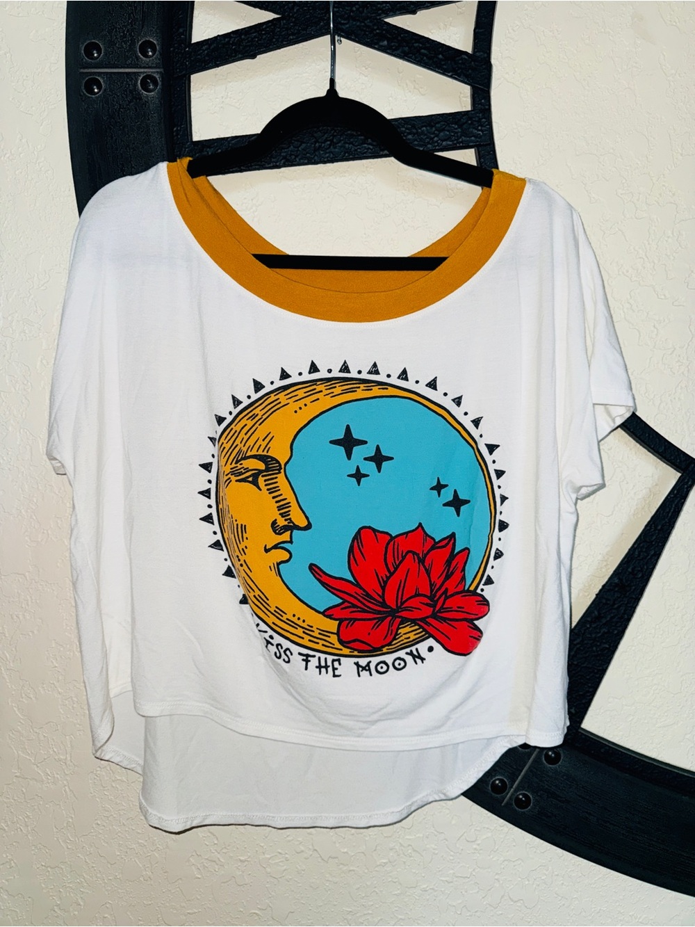 Life Clothing Co - Kiss the Moon Tee - Size Small